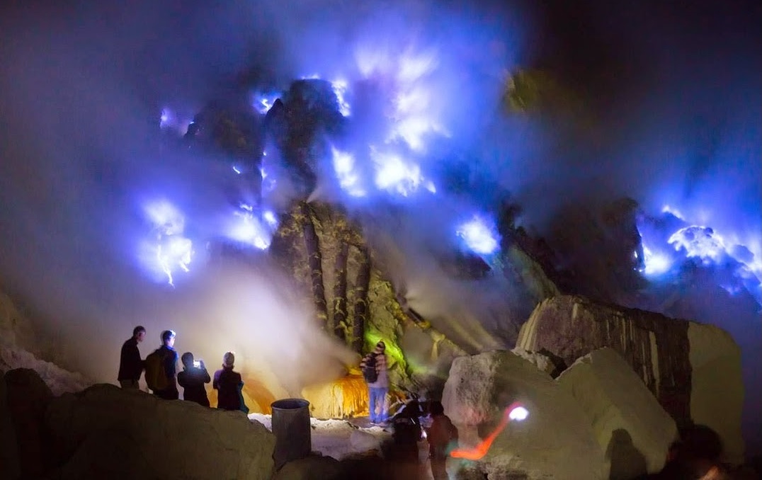 ijen blue fire early in the morning