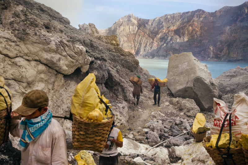 kawah ijen sulfur miners