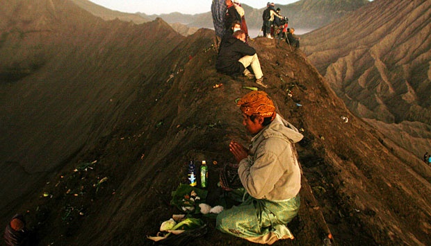 yadnya kasada ceremony in bromo