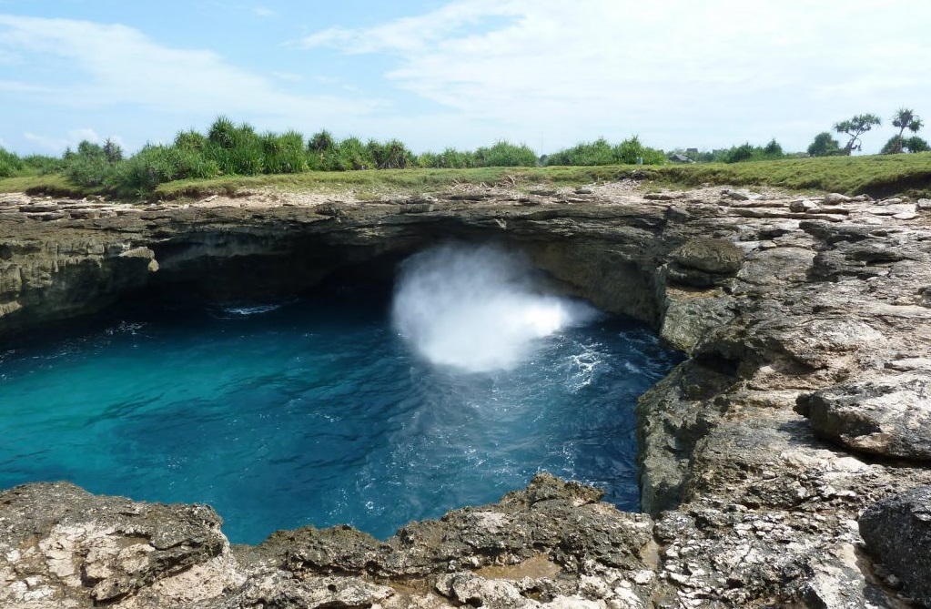 devil tears beach lembongan island