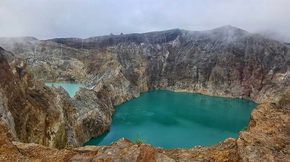 hiking to mount kelimutu