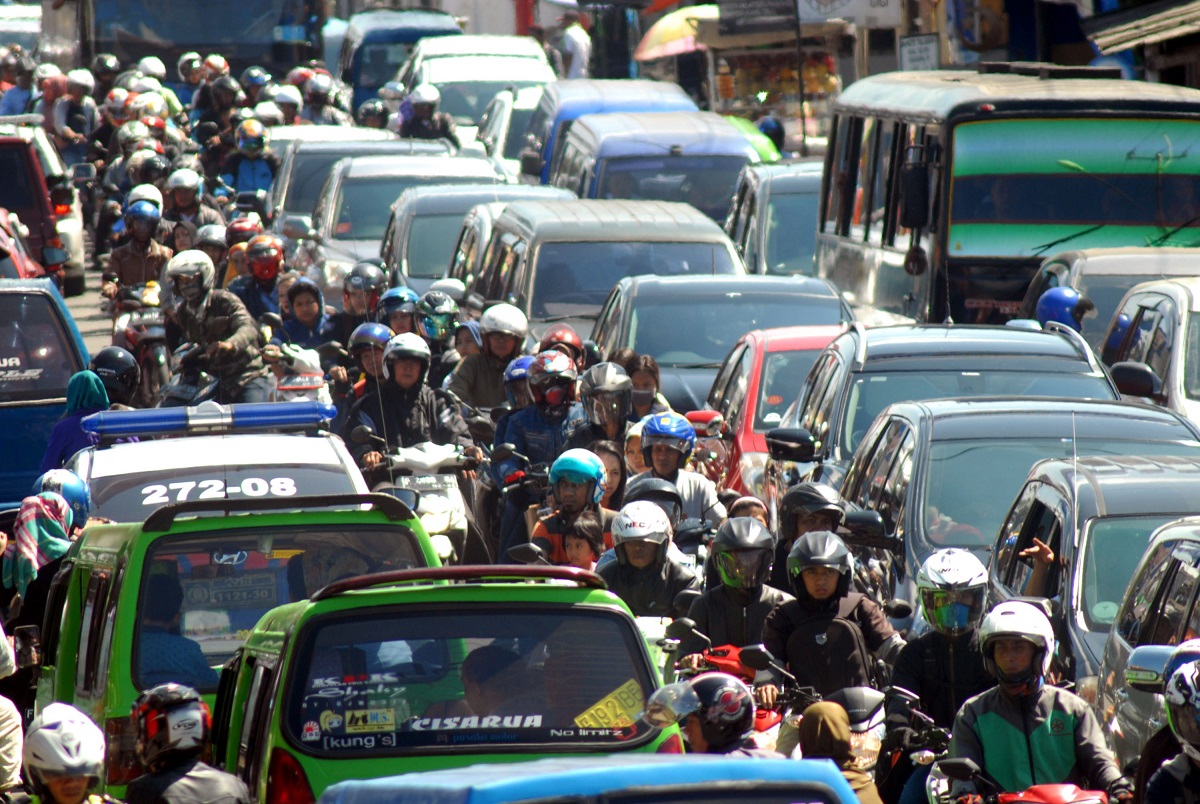 indonesia's traffic jam due mudik activity