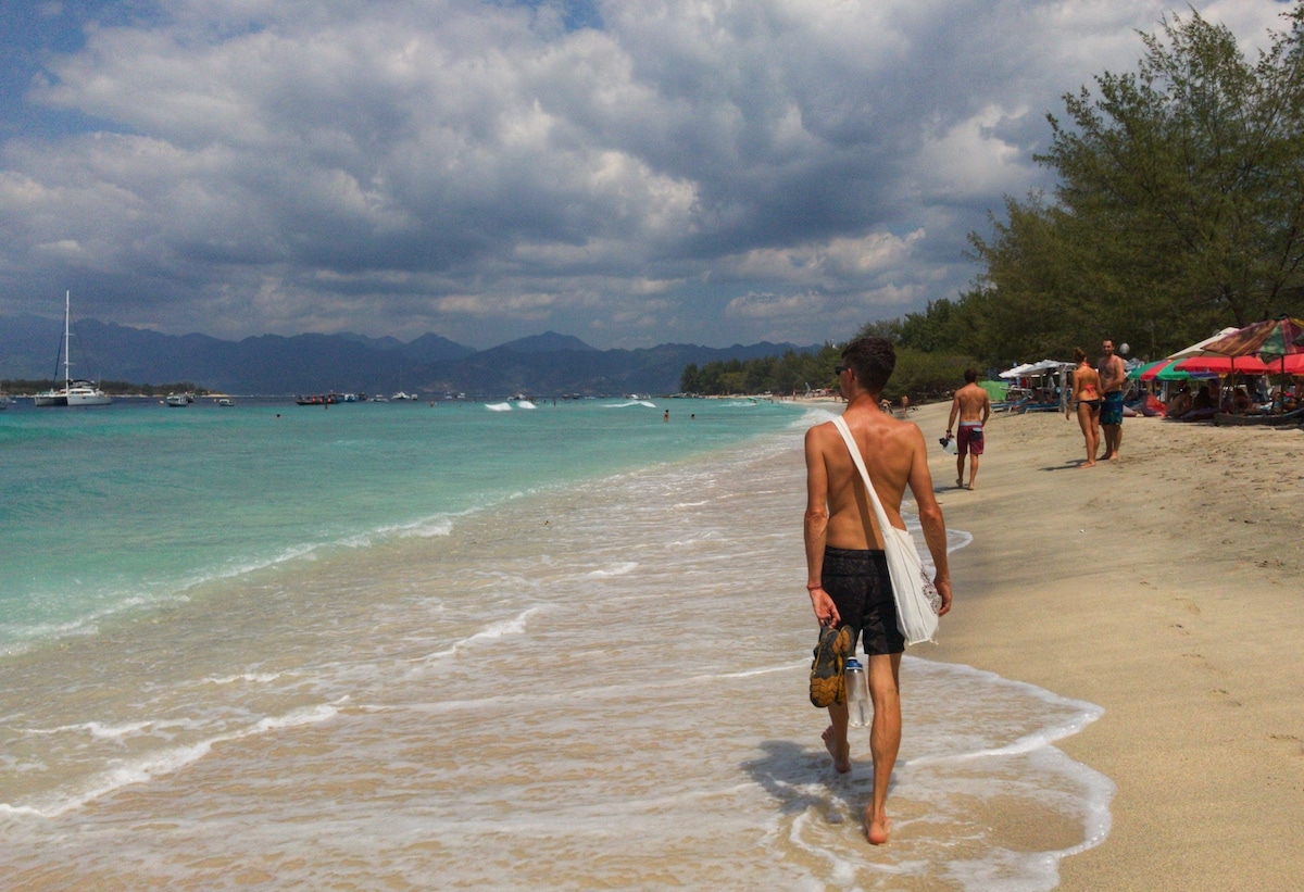 walking to explore gili meno