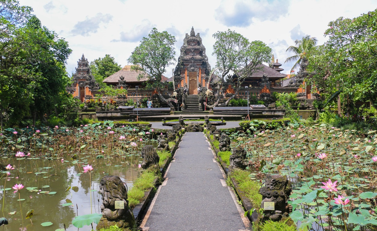 to visit ubud saraswati temple