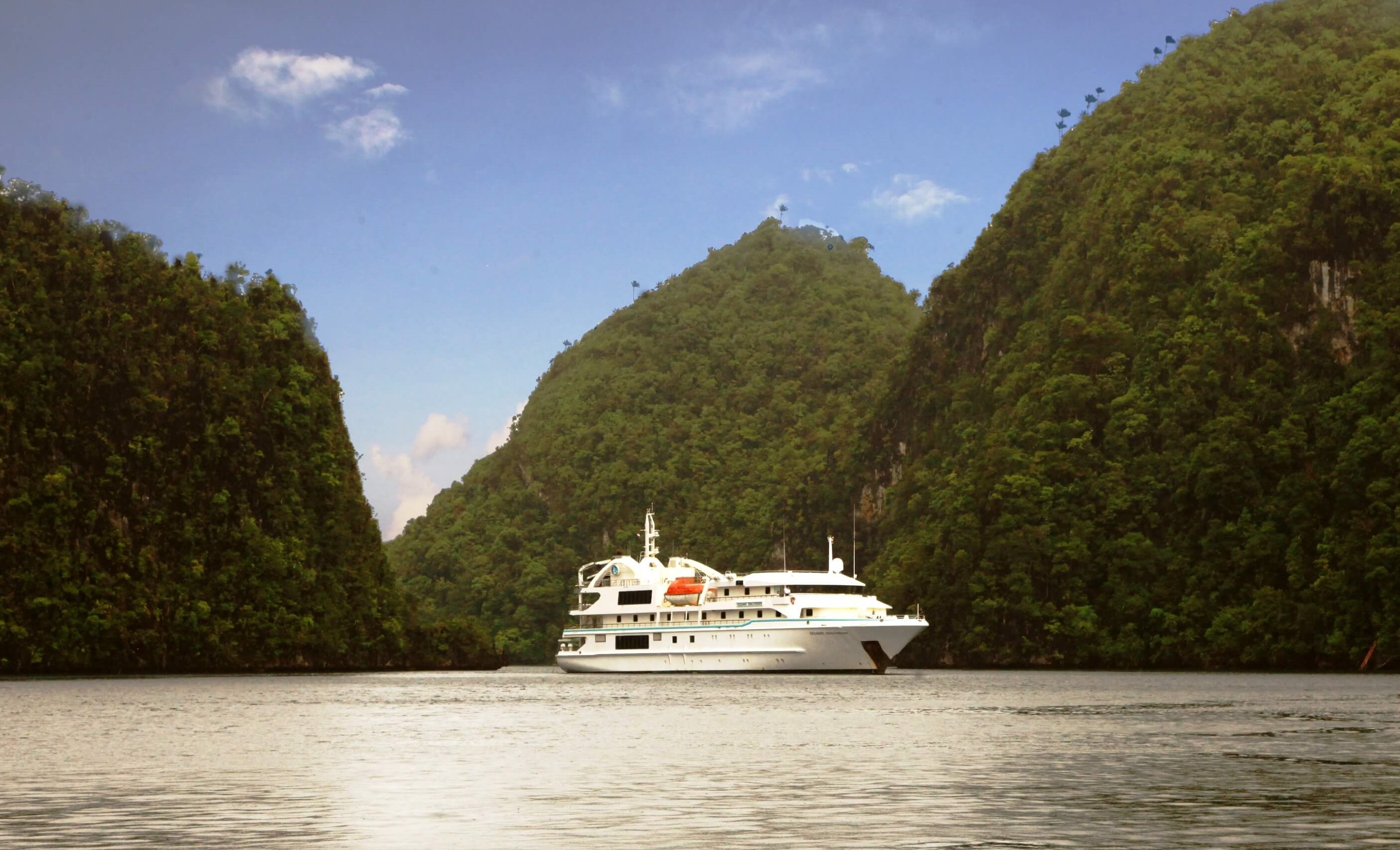 visit small island of raja ampat using boat