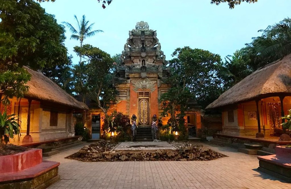 visiting puri saren ubud