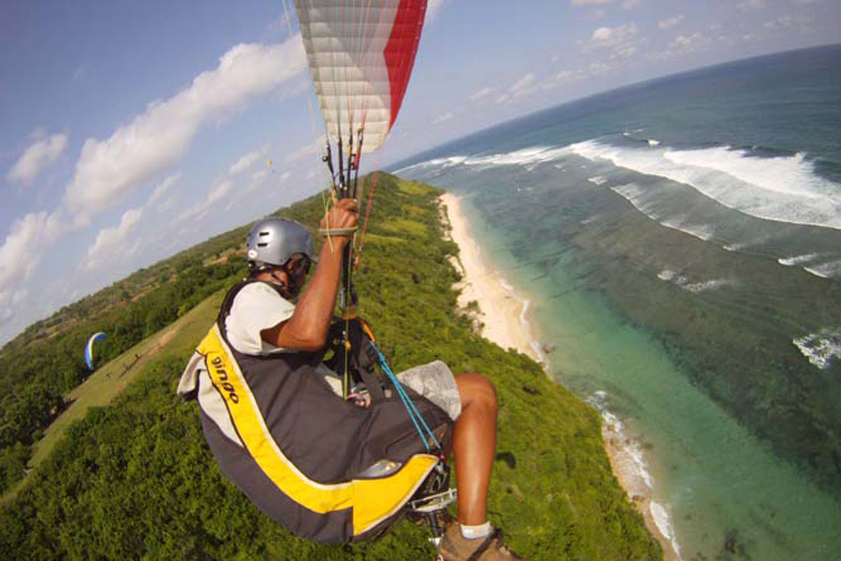 paragliding sports in Timbis beach bali