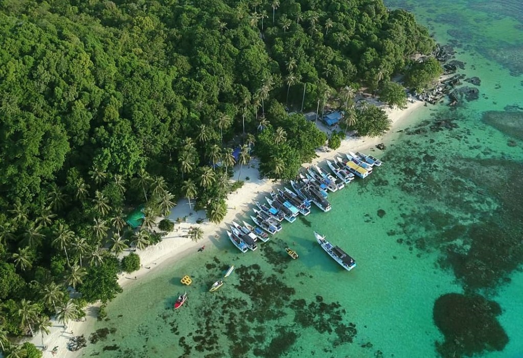 island hoping in karimunjawa