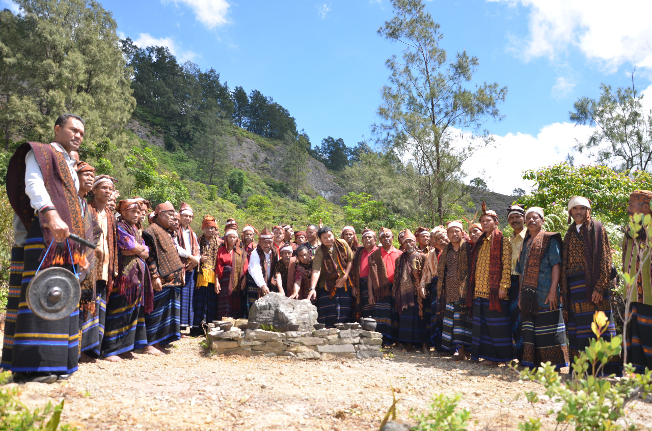 patika ceremony for kelimutu lake