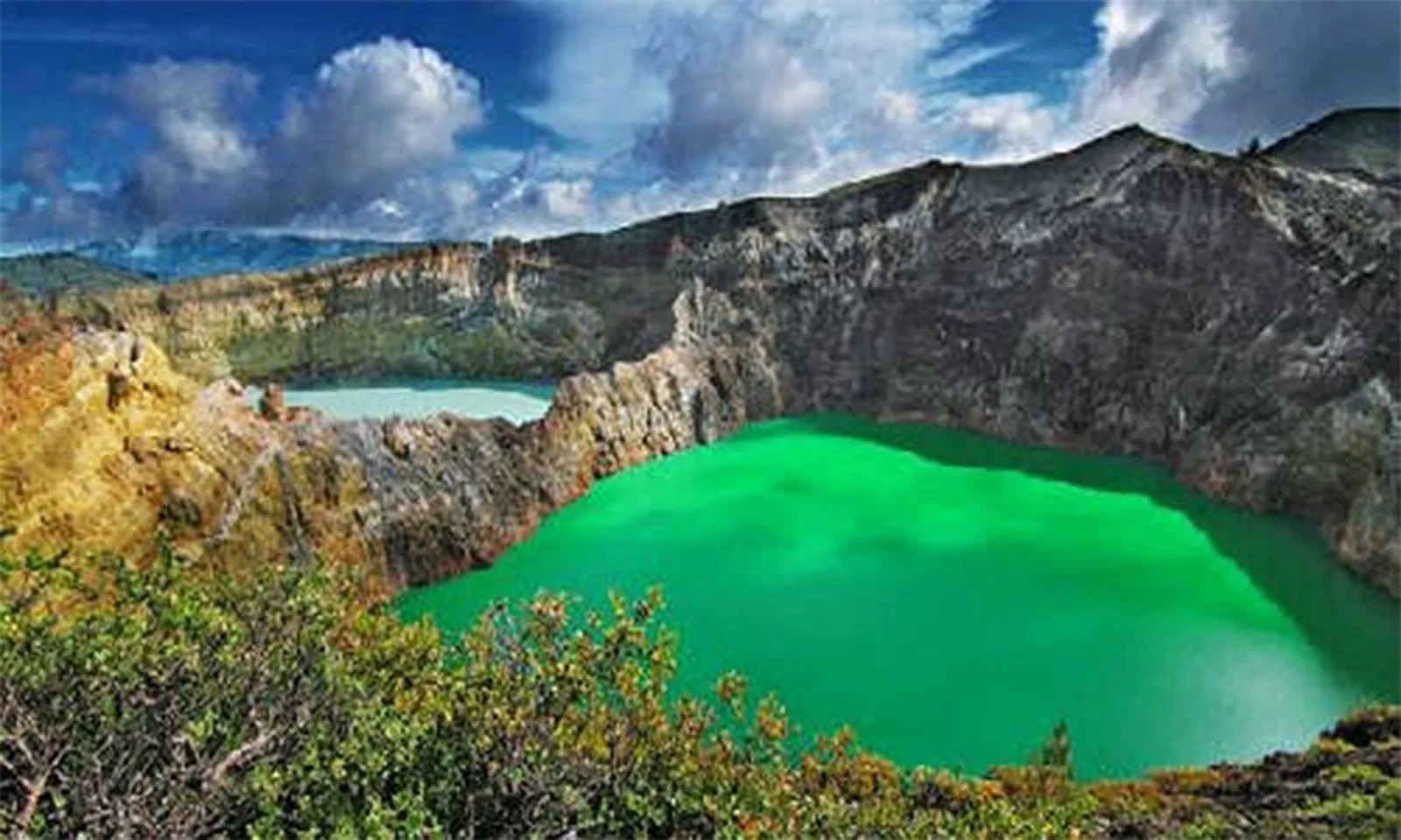 the stuning kelimutu volcano with three color lakes