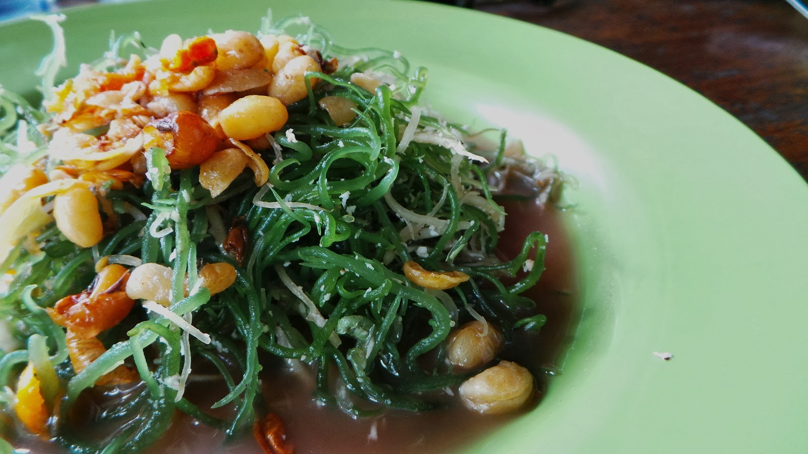 white and green seaweed for rujak bulung