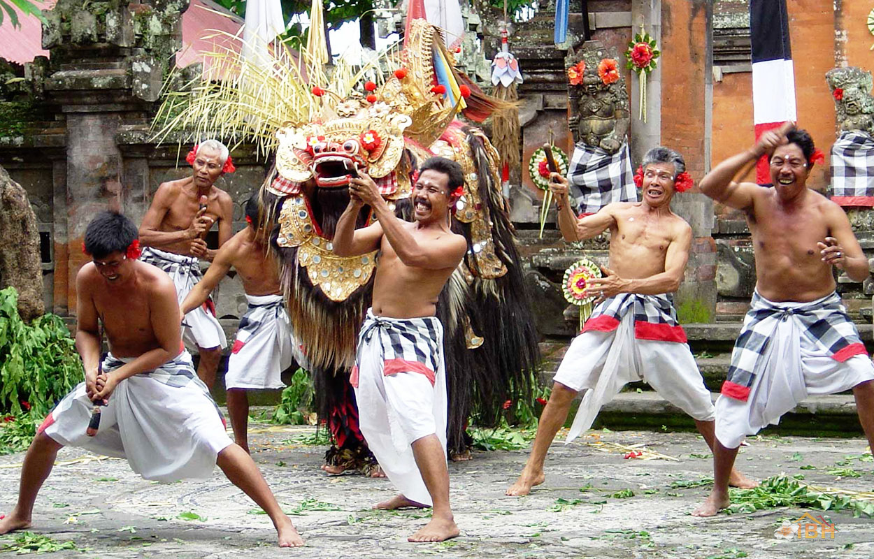 barong dance illustrates the struggle between virtue (dharma) and sleaze (adharma)