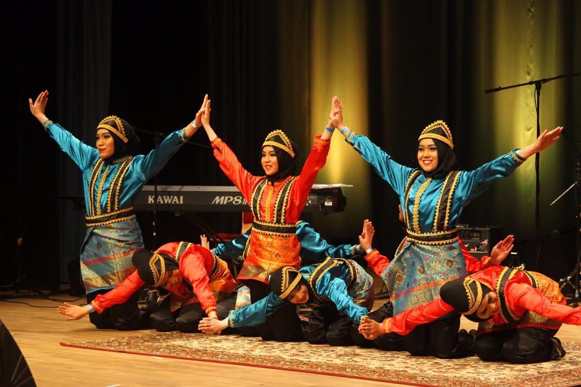 saman dance is Aceh regional dance
