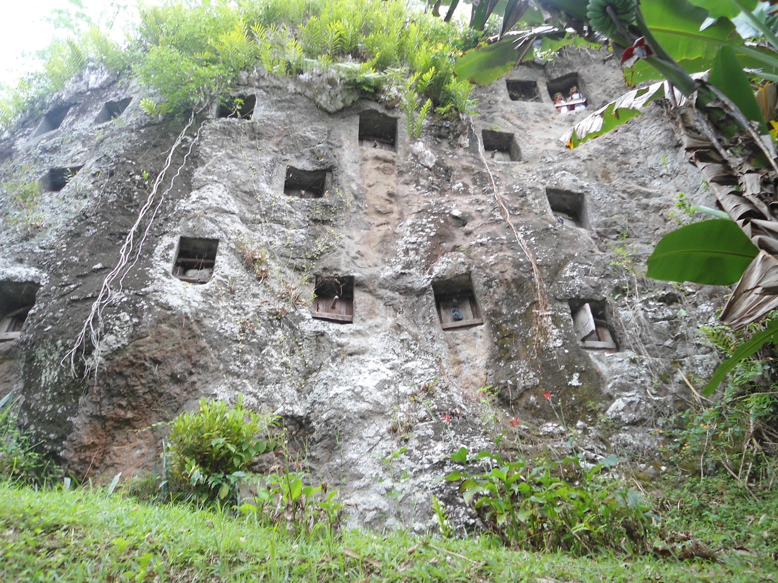 unusual tradition to treat corpses in kete kesu village
