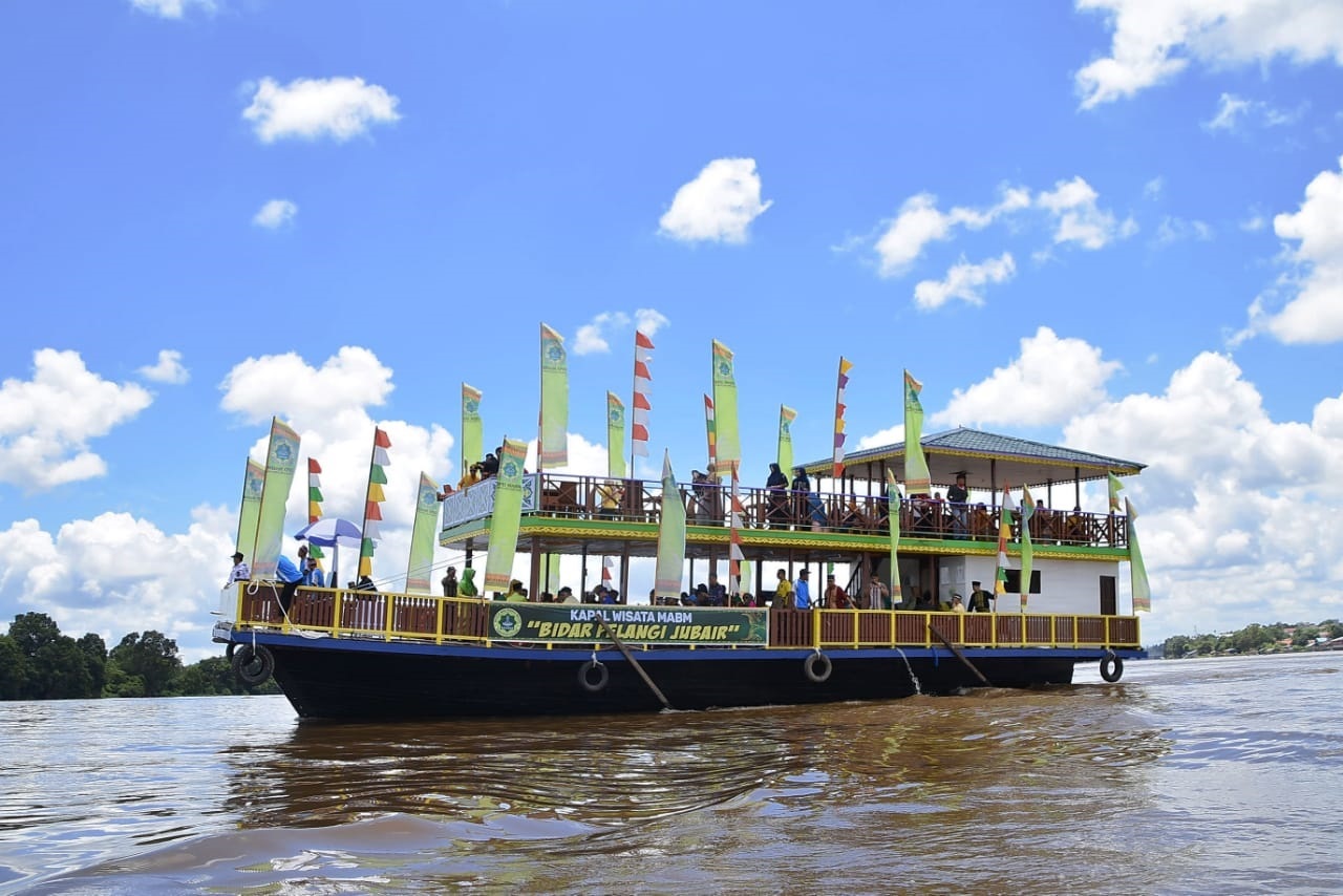 kapuas tourist boat start running when the deck is full of passangers