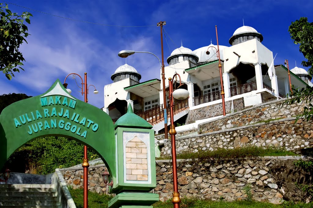 The Ju Panggola's sacred grave is contained in a room measuring 3 x 3 meters