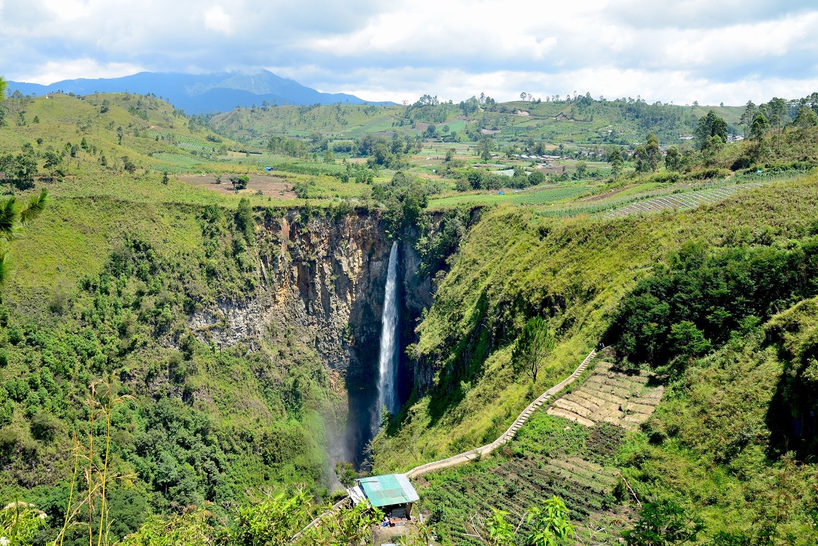 mingle with the beauty of Sipiso-piso Waterfall