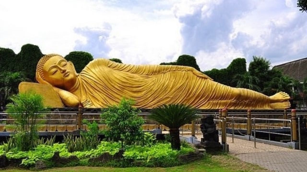 The location of the Mojokerto Sleeping Buddha monument is in the Mojopahit Vihara Complex