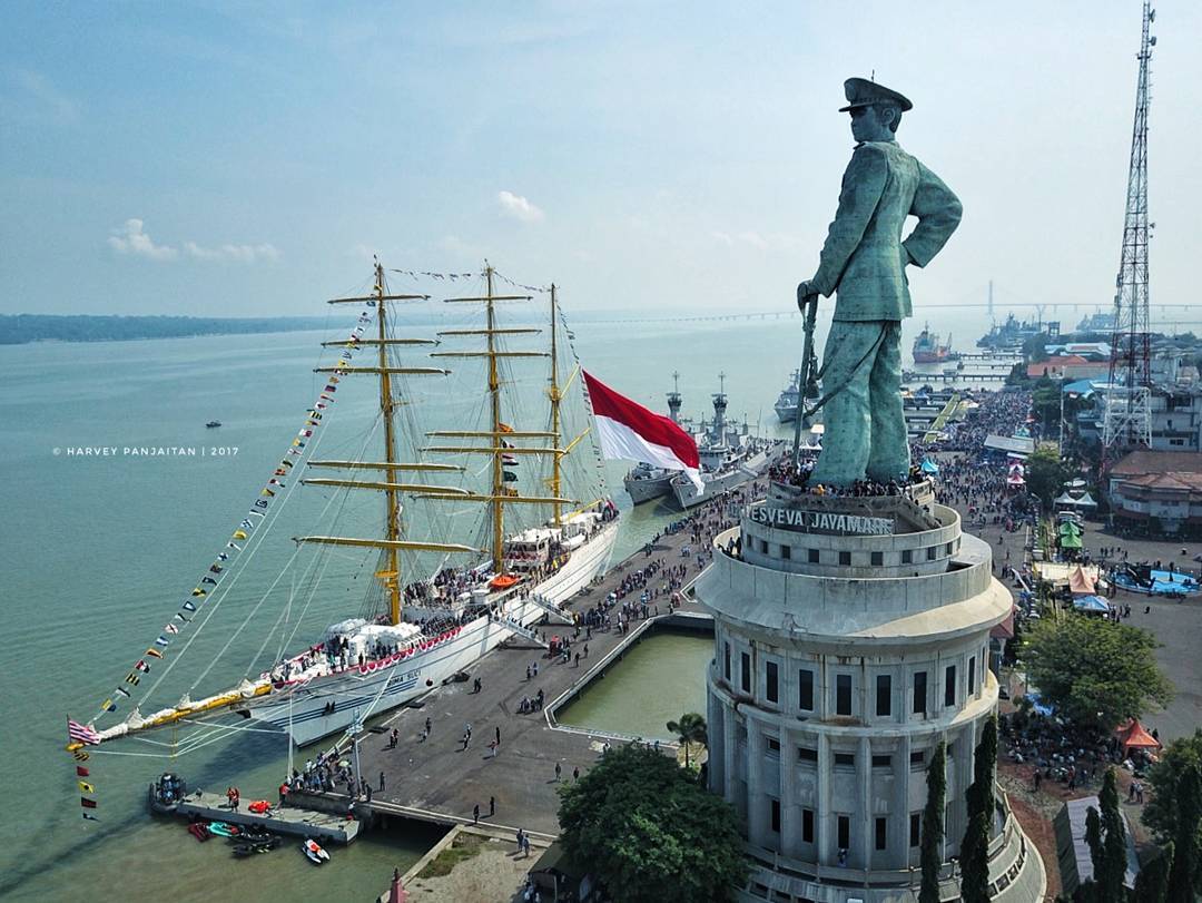 historical tours visiting Jalesveva Jayamahe Statue in Surabaya