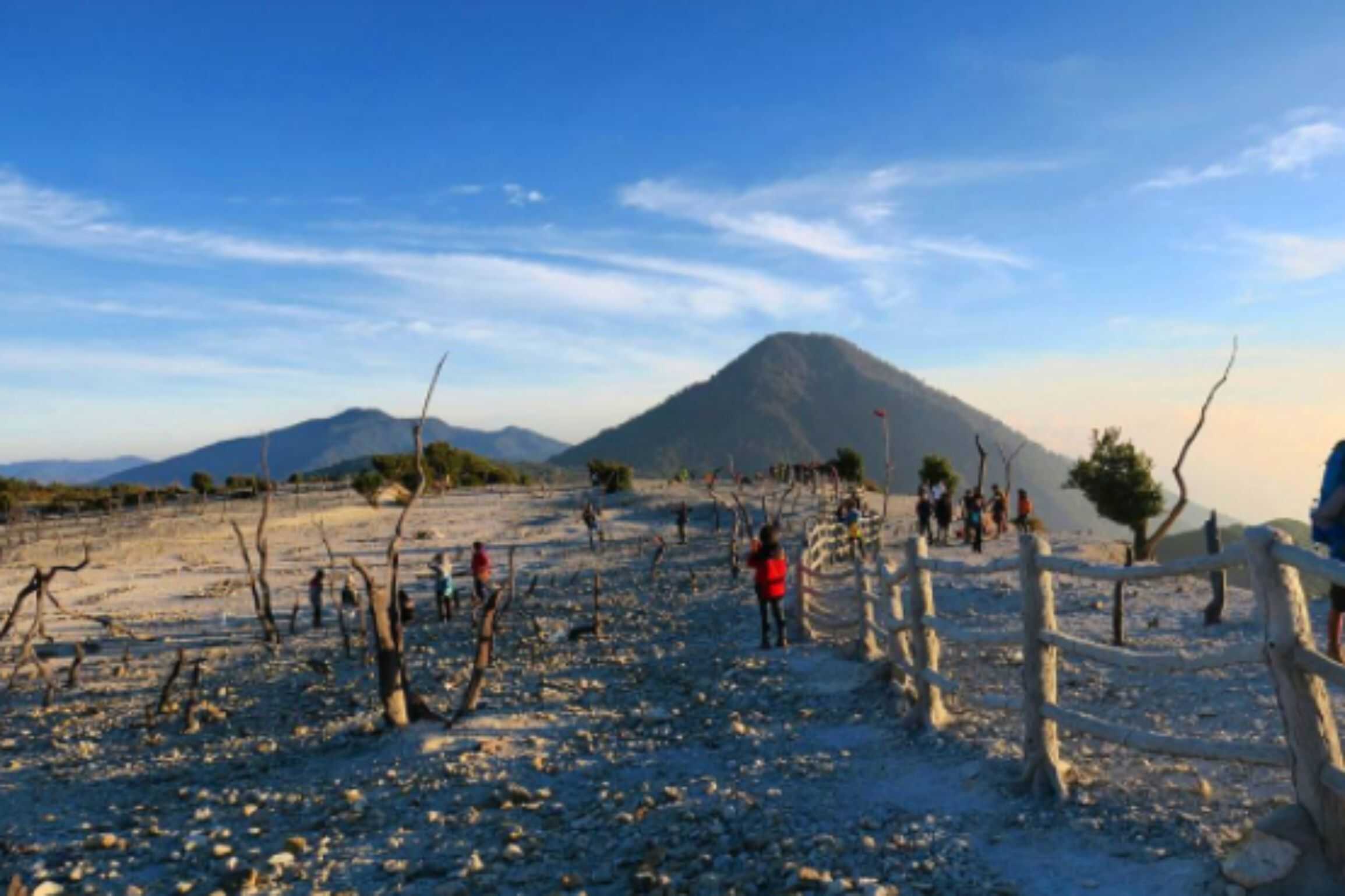 papandayan mountain hiking tourism