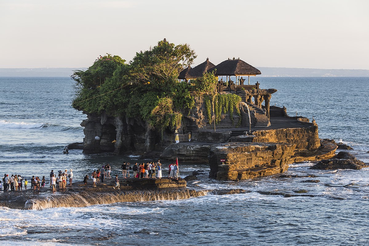 tanah lot temple attraction to visit in bali