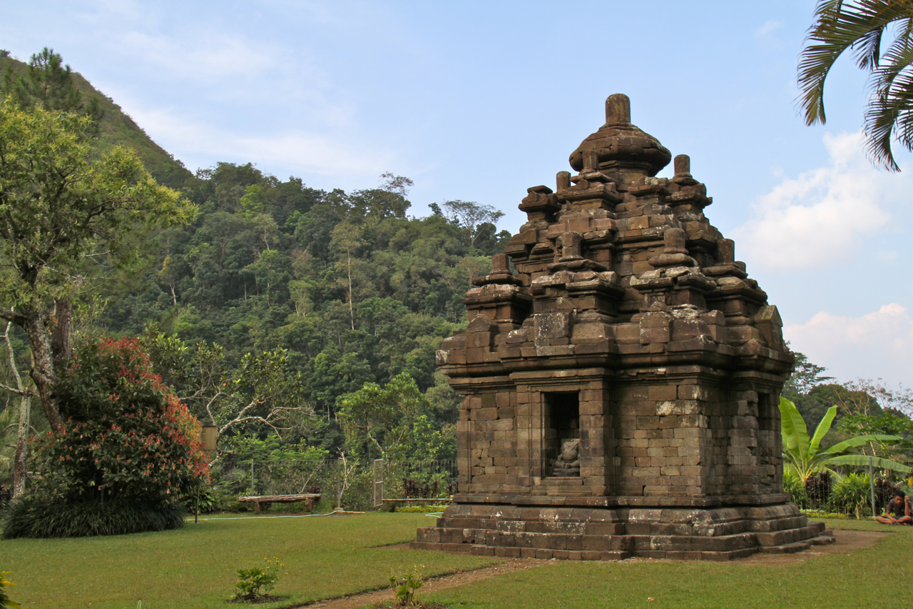 selogriyo temple attractions in central java