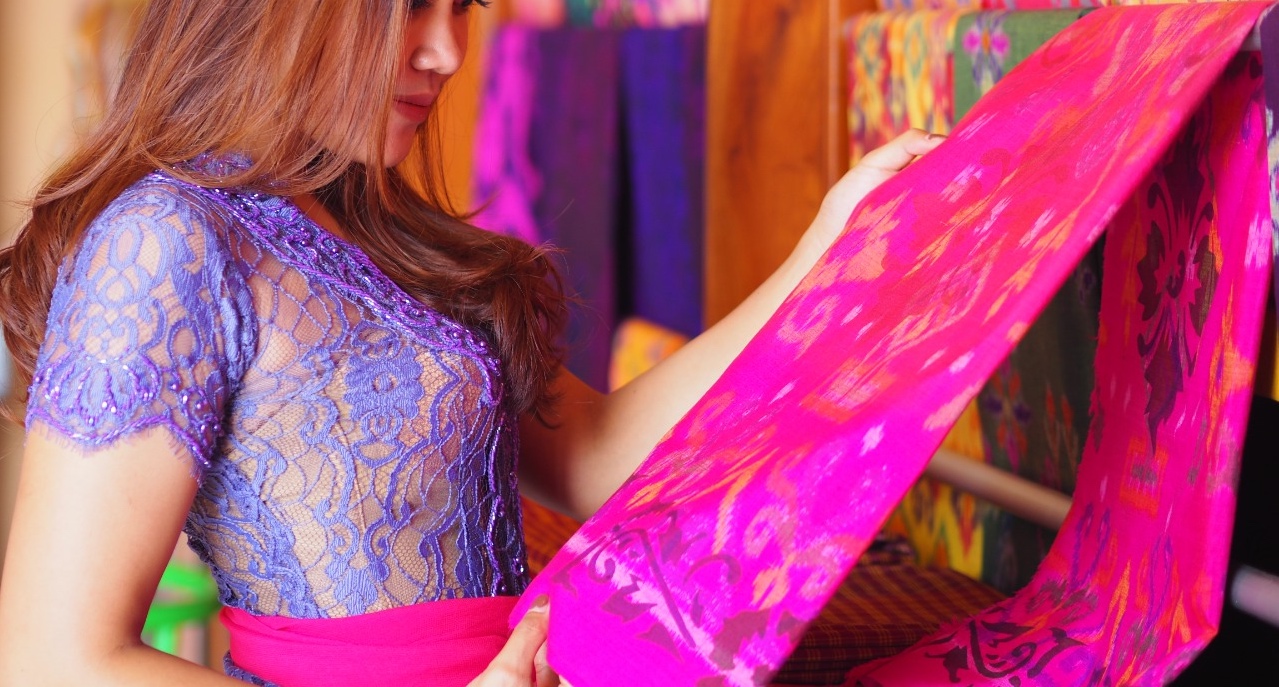traditional patterned fabric which can be unique souvenirs gift is the Tenun Ikat or Endek Bali