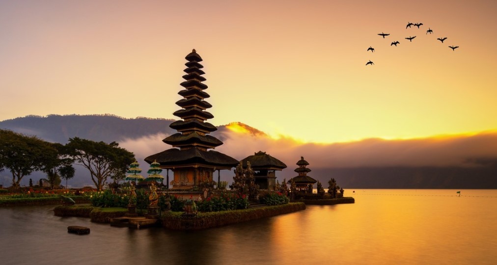 ulun danu bratan spectaculra sunset view