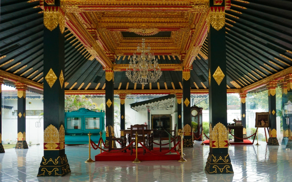 Rich Javanese architecture inside the yogyakarta keratorn
