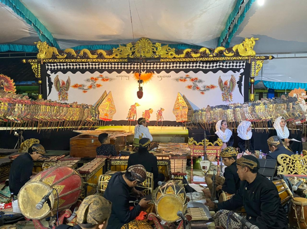 Indonesia Shadow Puppetry is not just an art performance, but also contains deep cultural meanings